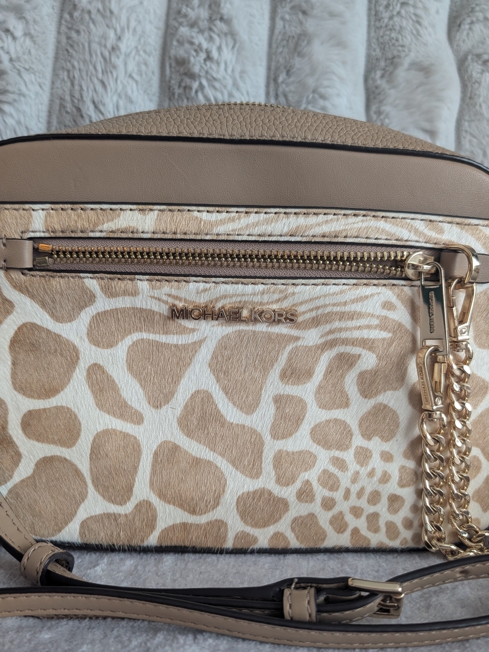 Michael Kors Beige Giraffe-Print Crossbody with Gold Chain Detail - Picture 6 of 12